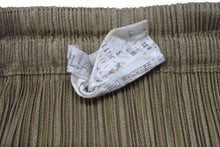 Load image into Gallery viewer, 極美品 ISSEY MIYAKE イッセイミヤケ PLEATS PLEASE プリーツプリーズ ロングスカート PP04-JG113 サイズ3 カーキ系 中古 4b004350