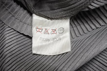 画像をギャラリービューアに読み込む, 極美品 ISSEY MIYAKE イッセイミヤケ Vネック プリーツ長袖カットソー IM13-FJ025 サイズM グレー 中古 4b004371