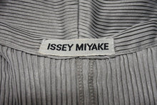 画像をギャラリービューアに読み込む, 極美品 ISSEY MIYAKE イッセイミヤケ Vネック プリーツ長袖カットソー IM13-FJ025 サイズM グレー 中古 4b004371