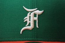 Load image into Gallery viewer, 極美品 ESSENTIAL エッセンシャル FEAROFGOD フィアオブゴッド NEWERA ニューエラ 59FIFTY FITTED CAP ベースボールキャップ グリーン 中古 4b004406