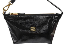 Load image into Gallery viewer, 極美品 MIUMIU ミュウミュウ ハンドバッグ ポーチ ショルダーバッグ ワンハンドル パテントレザー ブラック ゴールド金具 中古 4b004445