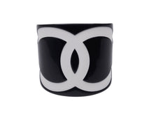 Load image into Gallery viewer, CHANEL シャネル バングル ブレスレット ココマーク 01P刻印 プラスチック ブラック ホワイト 美品 中古 4b004478