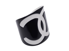 Load image into Gallery viewer, CHANEL シャネル バングル ブレスレット ココマーク 01P刻印 プラスチック ブラック ホワイト 美品 中古 4b004478