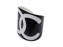 Load image into Gallery viewer, CHANEL シャネル バングル ブレスレット ココマーク 01P刻印 プラスチック ブラック ホワイト 美品 中古 4b004478