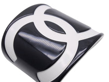 Load image into Gallery viewer, CHANEL シャネル バングル ブレスレット ココマーク 01P刻印 プラスチック ブラック ホワイト 美品 中古 4b004478