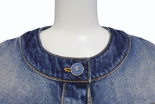 Load image into Gallery viewer, 極美品 CHANEL シャネル ノーカラーデニムジャケット P78108V70196 サイズ36 インディゴブルー ココマークボタン 中古 4b004485