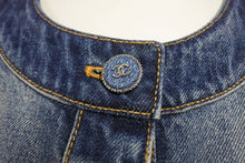 Load image into Gallery viewer, 極美品 CHANEL シャネル ノーカラーデニムジャケット P78108V70196 サイズ36 インディゴブルー ココマークボタン 中古 4b004485