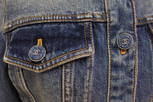 Load image into Gallery viewer, 極美品 CHANEL シャネル ノーカラーデニムジャケット P78108V70196 サイズ36 インディゴブルー ココマークボタン 中古 4b004485