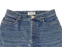 Load image into Gallery viewer, CHANEL シャネル デニムパンツ ジーンズ P64935V61007 サイズ38 テーパード ココマーク柄 インディゴブルー 美品 中古 4b004487
