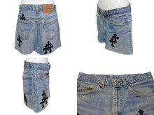 Load image into Gallery viewer, 新品未使用 CHROME HEARTS クロムハーツ × Levi's リーバイス セメタリークロスパッチ デニムミニスカート サイズ25 10パッチ 中古 4b004504