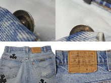 Load image into Gallery viewer, 新品未使用 CHROME HEARTS クロムハーツ × Levi's リーバイス セメタリークロスパッチ デニムミニスカート サイズ25 10パッチ 中古 4b004504