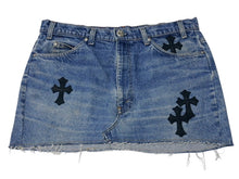Load image into Gallery viewer, 新品未使用 CHROME HEARTS クロムハーツ × Levi's リーバイス セメタリークロスパッチ デニムミニスカート サイズ29 9パッチ 中古 4b004572