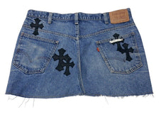 Load image into Gallery viewer, 新品未使用 CHROME HEARTS クロムハーツ × Levi's リーバイス セメタリークロスパッチ デニムミニスカート サイズ29 9パッチ 中古 4b004572