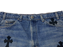 Load image into Gallery viewer, 新品未使用 CHROME HEARTS クロムハーツ × Levi's リーバイス セメタリークロスパッチ デニムミニスカート サイズ29 9パッチ 中古 4b004572