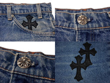 Load image into Gallery viewer, 新品未使用 CHROME HEARTS クロムハーツ × Levi's リーバイス セメタリークロスパッチ デニムミニスカート サイズ29 9パッチ 中古 4b004572