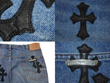 Load image into Gallery viewer, 新品未使用 CHROME HEARTS クロムハーツ × Levi's リーバイス セメタリークロスパッチ デニムミニスカート サイズ29 9パッチ 中古 4b004572