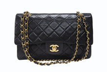 Load image into Gallery viewer, CHANEL シャネル マトラッセ25 Wフラップ Wチェーンショルダーバッグ 3番台 ラムスキン ココマーク ブラック 美品 中古 4b004618