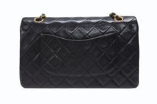 Load image into Gallery viewer, CHANEL シャネル マトラッセ25 Wフラップ Wチェーンショルダーバッグ 3番台 ラムスキン ココマーク ブラック 美品 中古 4b004618