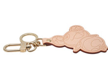 Load image into Gallery viewer, 新品同様 LOUIS VUITTON ルイヴィトン キーホルダー 村上隆 コラボ 150周年記念限定150周年記念限定 M62637 ヌメ革 ベージュ 中古 4b004638