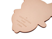 Load image into Gallery viewer, 新品同様 LOUIS VUITTON ルイヴィトン キーホルダー 村上隆 コラボ 150周年記念限定150周年記念限定 M62637 ヌメ革 ベージュ 中古 4b004638