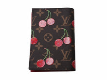 Load image into Gallery viewer, 新品未使用 LOUIS VUITTON ルイヴィトン クーヴェルテュール パスポール NM パスポートケース M13424 モノグラム チェリー 新作 中古 4b004677