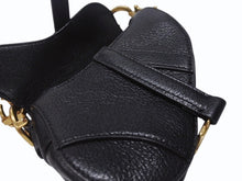 Load image into Gallery viewer, 極美品 Christian Dior クリスチャンディオール マイクロハンドバッグ サドルバッグ Dチャーム ヴィンテージ 型押し レザー ブラック 中古 4b004702
