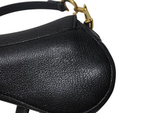 Load image into Gallery viewer, 極美品 Christian Dior クリスチャンディオール マイクロハンドバッグ サドルバッグ Dチャーム ヴィンテージ 型押し レザー ブラック 中古 4b004702
