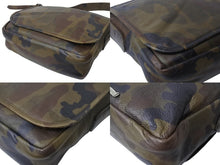 Load image into Gallery viewer, CHROME HEARTS クロムハーツ メールバッグ ショルダーバッグ ガンスリンガー ダガージップ レザー シルバー925 カモフラ柄 美品 中古 4b004723