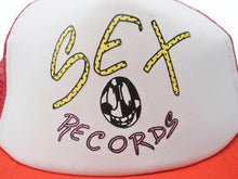 Load image into Gallery viewer, CHROME HEARTS クロムハーツ SEX RECORDS セックスレコーズ トラッカー メッシュキャップ ONE SIZE レッド ホワイト 美品 中古 4b004733