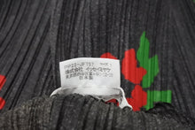 Load image into Gallery viewer, 極美品 PLEATS PLEASE プリーツプリーズ イッセイミヤケ プリーツパンツ 花柄 PP22-JF757 ポリエステル ブラック サイズ1 中古 4b004760