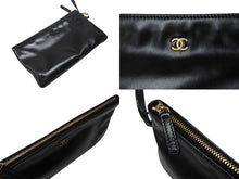 Load image into Gallery viewer, 極美品 CHANEL シャネル 22 ハンドバッグ ショルダーバッグ ランダム番台 シャイニーカーフスキン ブラック ゴールド金具 中古 4b004767