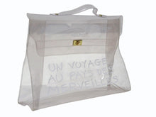 Load image into Gallery viewer, HERMES エルメス ビニール ケリー ハンドバッグ 不思議の国、エルメスへの旅 スケルトン クリア ゴールド金具 美品 中古 4b004774