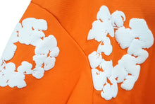 Load image into Gallery viewer, 新品未使用 DENIM TEARS デニムティアーズ THE COTTON WREATH コットンリース フーディー 0F28883E サイズXL オレンジ 中古 4b004848