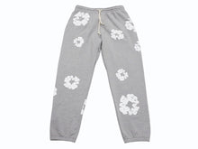 Load image into Gallery viewer, 新品同様 DenimTears デニムティアーズ TheCottonWreathSweatpants ザコットンリーススウェットパンツ グレー ホワイト XXL 中古 4b004849