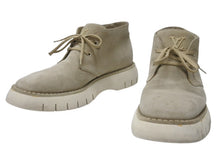 Load image into Gallery viewer, LOUIS VUITTON ルイヴィトン 22AW LVスクエアライン アンクル スエードブーツ 1AANRV BM0292 ベージュ サイズ10 美品 中古 4b004910