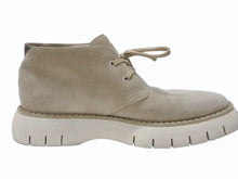Load image into Gallery viewer, LOUIS VUITTON ルイヴィトン 22AW LVスクエアライン アンクル スエードブーツ 1AANRV BM0292 ベージュ サイズ10 美品 中古 4b004910