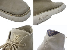 Load image into Gallery viewer, LOUIS VUITTON ルイヴィトン 22AW LVスクエアライン アンクル スエードブーツ 1AANRV BM0292 ベージュ サイズ10 美品 中古 4b004910