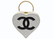 Load image into Gallery viewer, CHANEL シャネル ヴィンテージ ハートバニティバッグ 3番台 チェーンハンドル ココマーク ホワイト パテント 美品 中古 4b005021