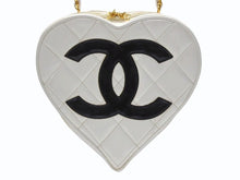 Load image into Gallery viewer, CHANEL シャネル ヴィンテージ ハートバニティバッグ 3番台 チェーンハンドル ココマーク ホワイト パテント 美品 中古 4b005021