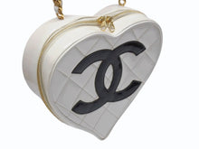 Load image into Gallery viewer, CHANEL シャネル ヴィンテージ ハートバニティバッグ 3番台 チェーンハンドル ココマーク ホワイト パテント 美品 中古 4b005021