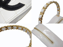 Load image into Gallery viewer, CHANEL シャネル ヴィンテージ ハートバニティバッグ 3番台 チェーンハンドル ココマーク ホワイト パテント 美品 中古 4b005021