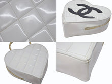 Load image into Gallery viewer, CHANEL シャネル ヴィンテージ ハートバニティバッグ 3番台 チェーンハンドル ココマーク ホワイト パテント 美品 中古 4b005021