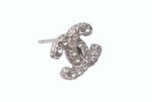 Load image into Gallery viewer, 極美品 CHANEL シャネル ココマーク ピアス 両耳 アクセサリー A12V刻印 2.5g メタル ラインストーン シルバー 中古 4b005025