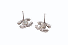 Load image into Gallery viewer, 極美品 CHANEL シャネル ココマーク ピアス 両耳 アクセサリー A12V刻印 2.5g メタル ラインストーン シルバー 中古 4b005025
