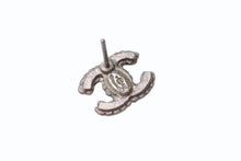 Load image into Gallery viewer, 極美品 CHANEL シャネル ココマーク ピアス 両耳 アクセサリー A12V刻印 2.5g メタル ラインストーン シルバー 中古 4b005025