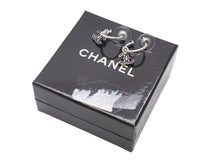 Load image into Gallery viewer, 極美品 CHANEL シャネル ココマーク ピアス 両耳 フープ ぶら下がり 08P刻印 2.9g メタル シルバー 中古 4b005026