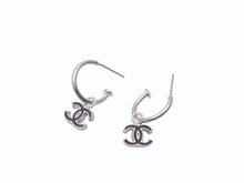 Load image into Gallery viewer, 極美品 CHANEL シャネル ココマーク ピアス 両耳 フープ ぶら下がり 08P刻印 2.9g メタル シルバー 中古 4b005026