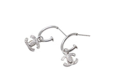 Load image into Gallery viewer, 極美品 CHANEL シャネル ココマーク ピアス 両耳 フープ ぶら下がり 08P刻印 2.9g メタル シルバー 中古 4b005026