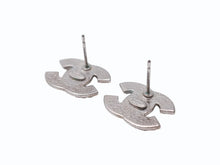 Load image into Gallery viewer, 極美品 CHANEL シャネル ココマーク ピアス 両耳 アクセサリー A12V刻印 3.6g メタル ラインストーン シルバー 中古 4b005027