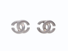Load image into Gallery viewer, 極美品 CHANEL シャネル ココマーク ピアス 両耳 アクセサリー 01A刻印 メタル シルバー 3.0g 中古 4b005030